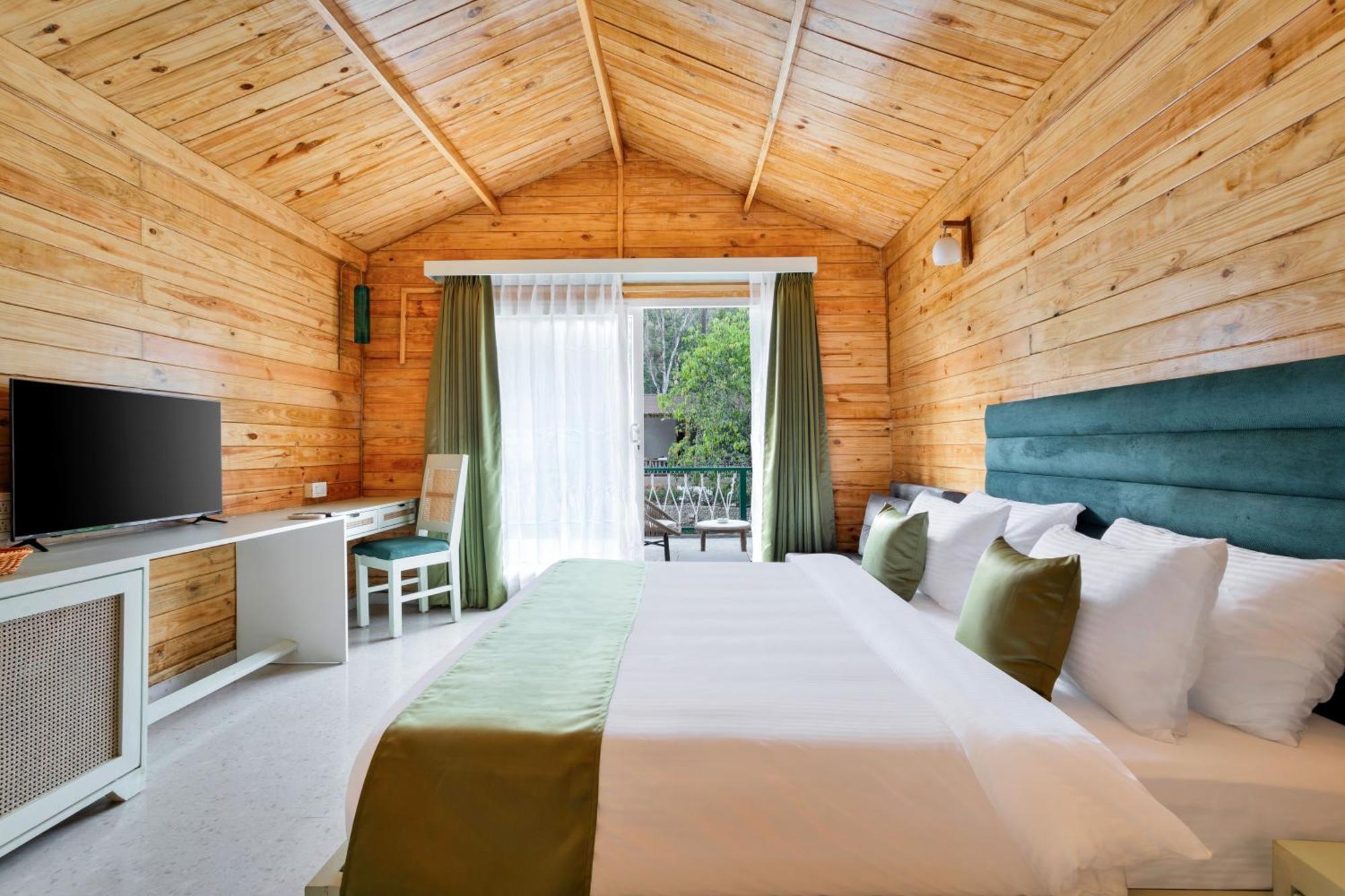 Stone Wood Premier Hotel 3*